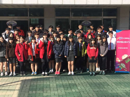 NH농협은행 대학생봉사단 N돌핀에 참여한 대학생들이 30일 인천 작전고에서 행복채움금융교실 프로그램인 진로멘토링을 실시한 후 학생들이 기념촬영을 하고 있다.